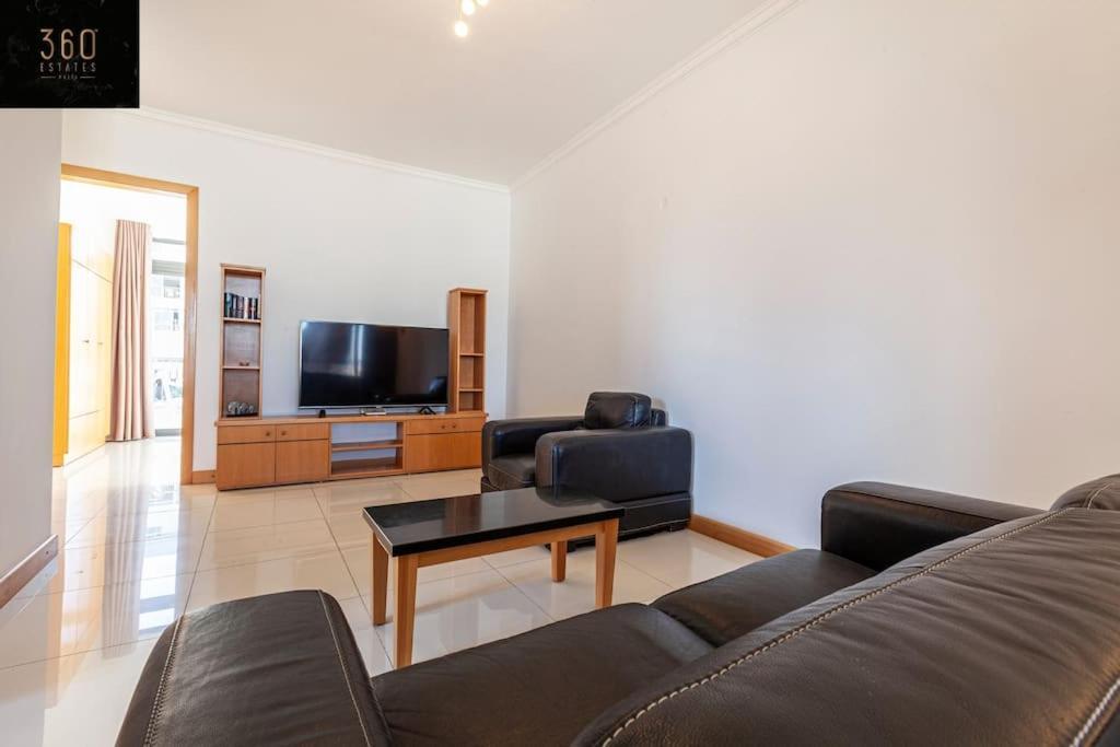 Comfortable Penthouse, Served With Lift, Wifi & Ac By 360 Estates Gzira Buitenkant foto