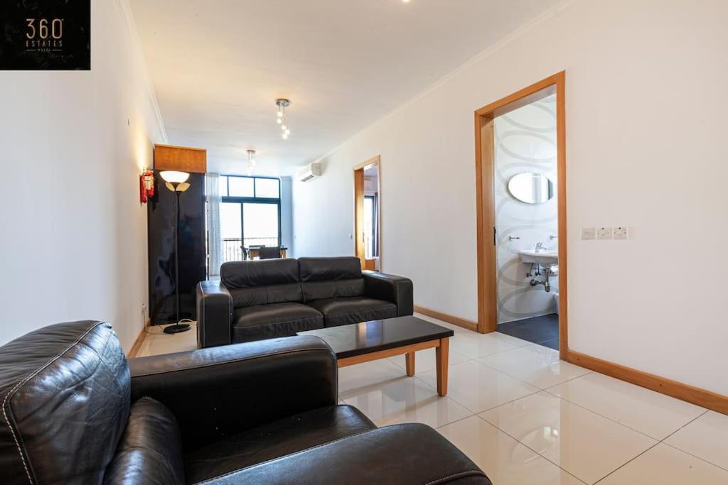 Comfortable Penthouse, Served With Lift, Wifi & Ac By 360 Estates Gzira Buitenkant foto