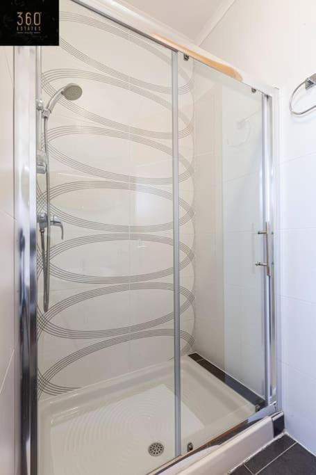 Comfortable Penthouse, Served With Lift, Wifi & Ac By 360 Estates Gzira Buitenkant foto