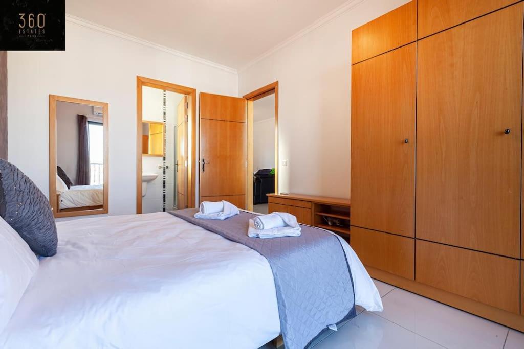 Comfortable Penthouse, Served With Lift, Wifi & Ac By 360 Estates Gzira Buitenkant foto