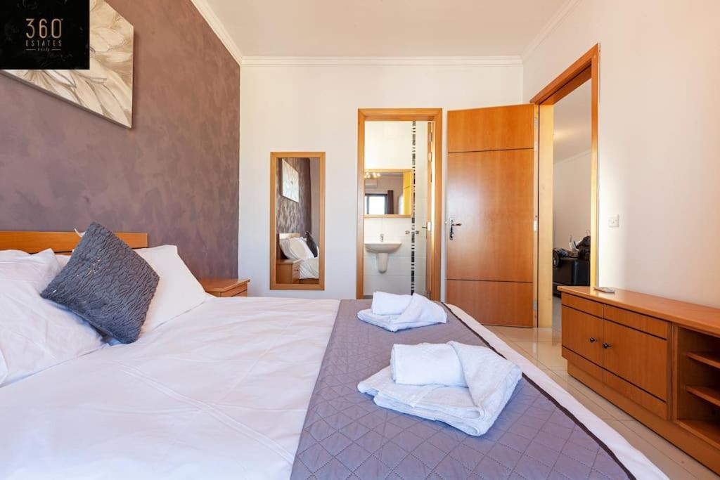 Comfortable Penthouse, Served With Lift, Wifi & Ac By 360 Estates Gzira Buitenkant foto